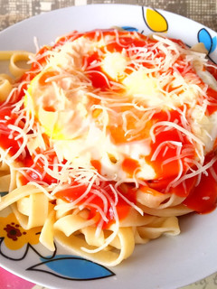 Una foto de Tagliatella con tomate y huevo frito