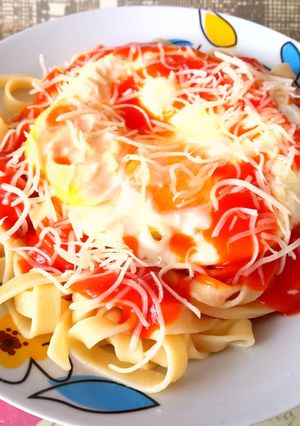 Una foto de Tagliatella con tomate y huevo frito