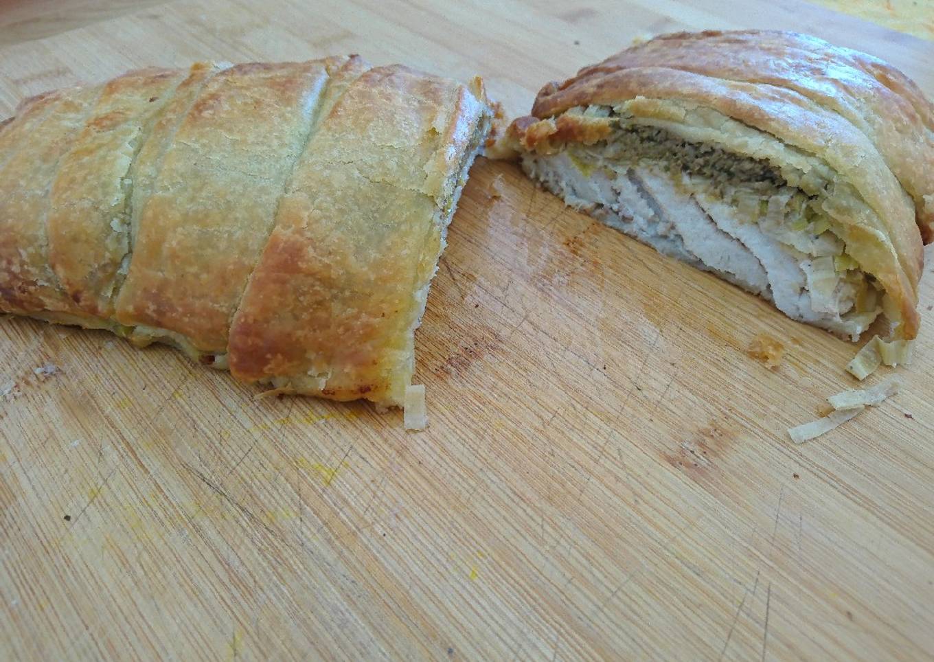Tresse Feuilletée AU LIEU NOIR, FONDUE DE POIREAUX et tapenade