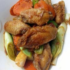 A picture of Chicken Wings With Carrot And Leek.