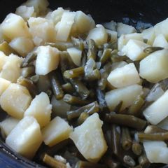 A picture of Greenbeans, potatoes and onions.