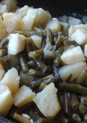 A picture of Greenbeans, potatoes and onions.