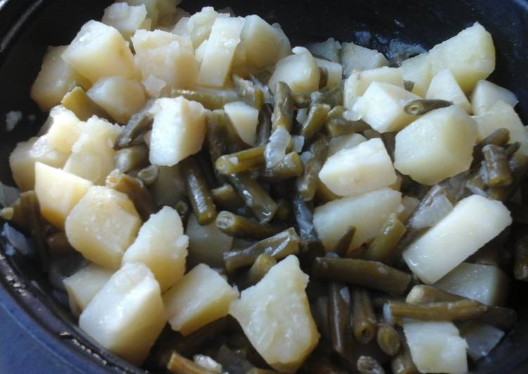 Greenbeans, potatoes and onions