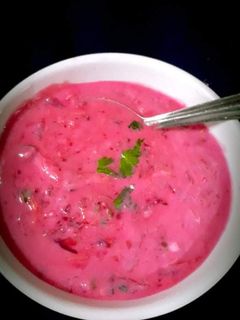 बीटरूट खीरा रायता (beetroot kheera raita recipe in Hindi) रेसिपी मुख्य फोटो