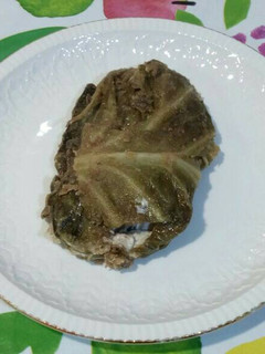 Una foto de Atadillo de col rellena de crema de champiñones crudos y j. York