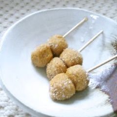 A picture of Tiny Kinako (Roasted Soy Powder) Dumplings.