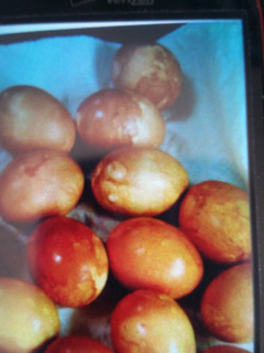 A picture of Onion skin hard boiled eggs.