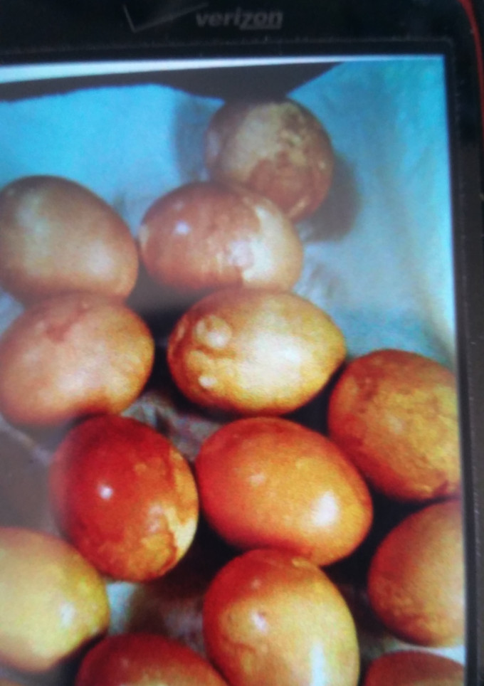 A picture of Onion skin hard boiled eggs.