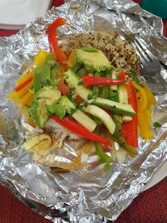Una foto de Pescado empapelado con verduras
