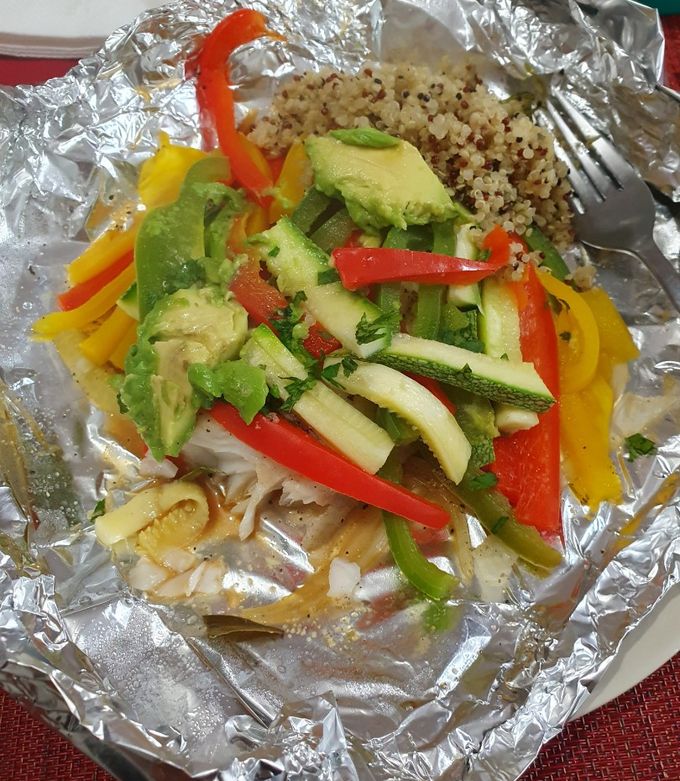 Una foto de Pescado empapelado con verduras