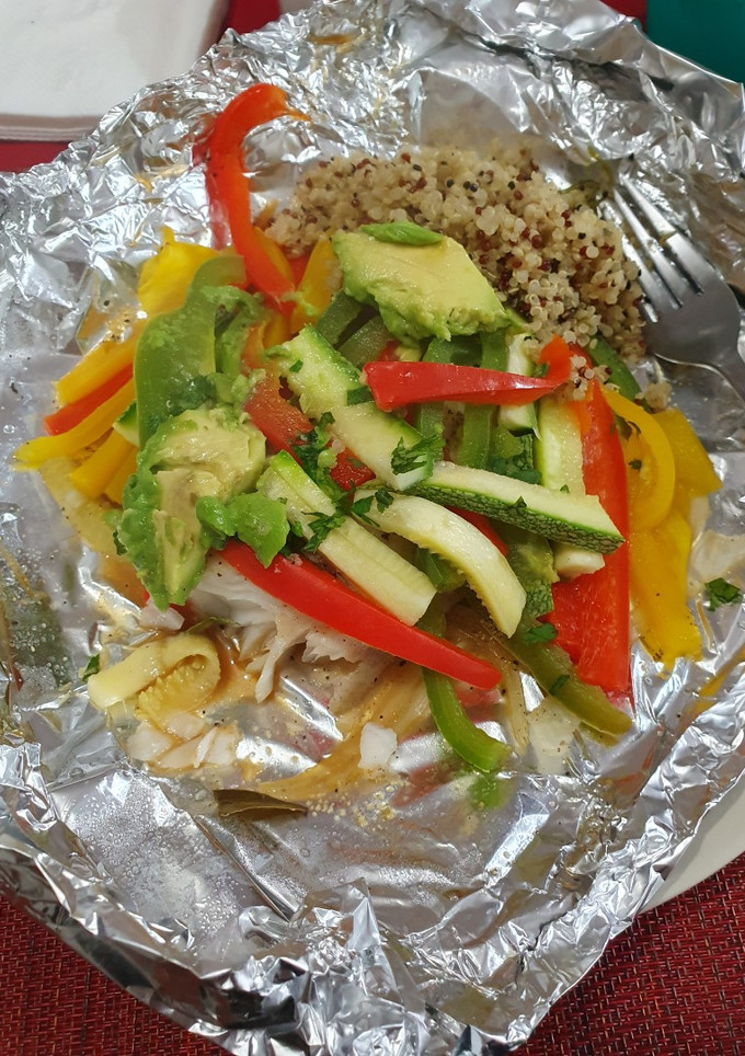 Una foto de Pescado empapelado con verduras