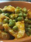Spezzatino di pollo e piselli freschi