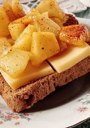 Una foto de Manzana cocida con queso -en pan tostado 🍎🧀🍞