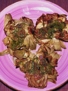 Una foto de Alcachofas a la plancha con aliño de ajo, aceite y perejil