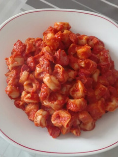 Una foto de Tortellinis salchipapas en salsa de tomate
