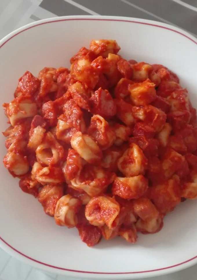 Una foto de Tortellinis salchipapas en salsa de tomate