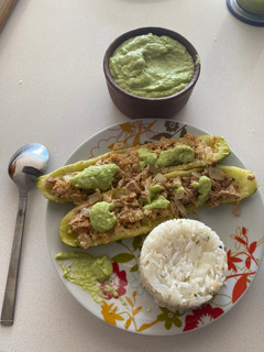Una foto de Pepinos rellenos con pino de atún y arroz con salsa pepino