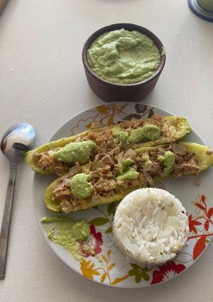 Una foto de Pepinos rellenos con pino de atún y arroz con salsa pepino