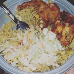 A picture of Curry rice,fried chicken with coleslaw.