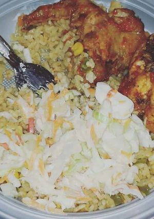 A picture of Curry rice,fried chicken with coleslaw.