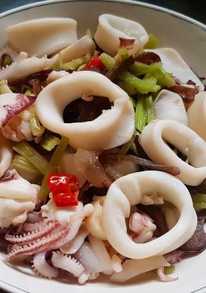 芹菜炒花枝 的食譜成品照片
