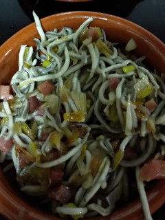 Una foto de Salteado de gulas y jamón
