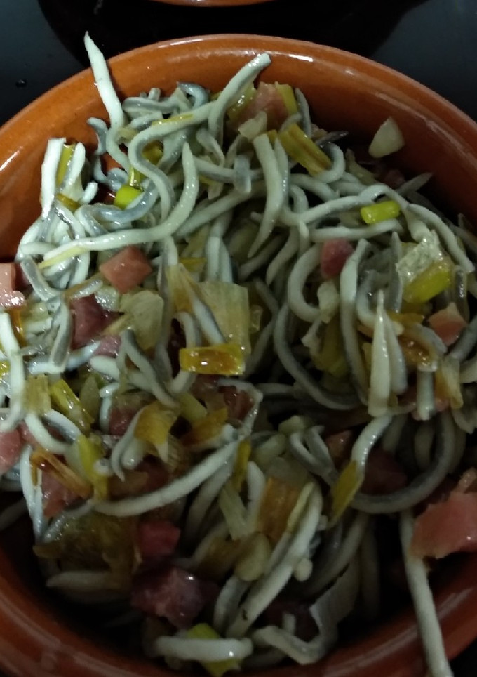 Una foto de Salteado de gulas y jamón