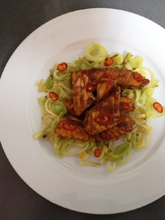 Una foto de Salmón teriyaki con puerro