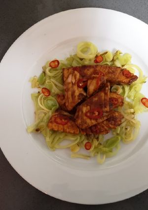 Una foto de Salmón teriyaki con puerro