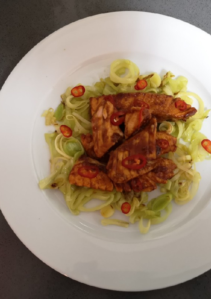 Una foto de Salmón teriyaki con puerro