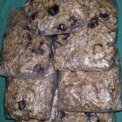 A picture of Raisin oat bars.
