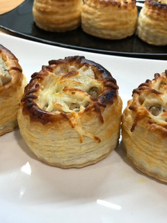 Una foto de Vol au vent de champiñones gratinados