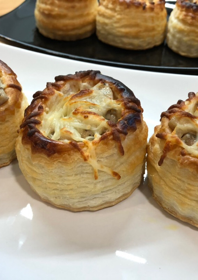 Una foto de Vol au vent de champiñones gratinados