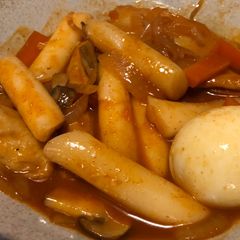 Toppogi (Spicy Korean mochi soup) A picture of Toppogi (Spicy Korean mochi soup).
