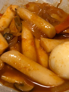 A picture of Toppogi (Spicy Korean mochi soup).