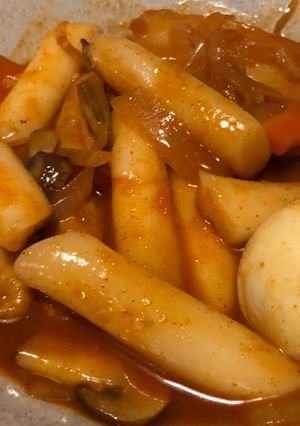 A picture of Toppogi (Spicy Korean mochi soup).