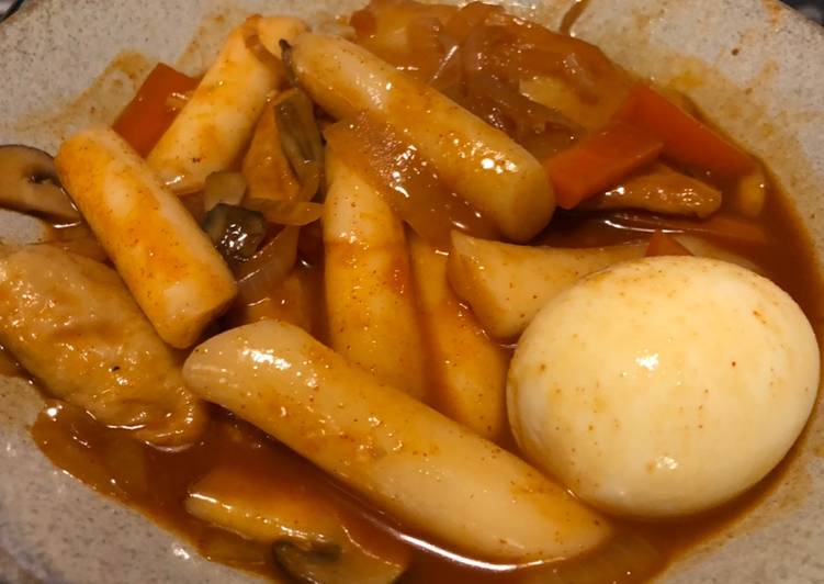 Toppogi (Spicy Korean mochi soup)