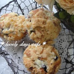 A picture of Blueberry Crumble Muffins.