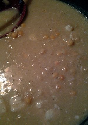 A picture of garbanzos in chicken stock.