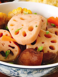 Hình của món Canh củ sen nấu bắp.
