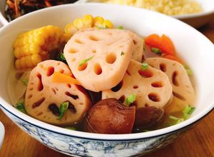 Hình của món Canh củ sen nấu bắp.