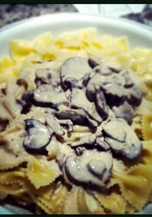 A picture of Mushroom Alfredo pasta.