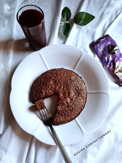 A picture of 2 ingredients chocolate cake.