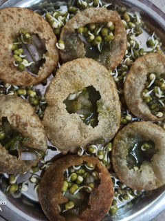 முளைவிட்ட பச்சைப்பயறு பானிபூரி (Mulaivitta pachai payaru paanipoori recipe in tamil) செய்முறை முக்கிய புகைப்படம்