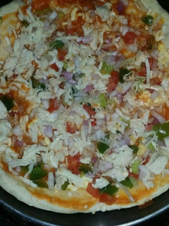 होम मेड पिज़्ज़ा (Homemade pizza recipe in hindi) रेसिपी मुख्य फोटो