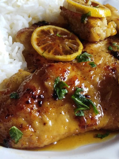 Una foto de Pollo con limón caramelizado en miel