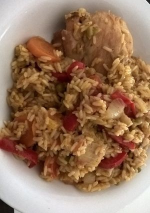 Una foto de Arroz bien sequito con pollo y verduras!!