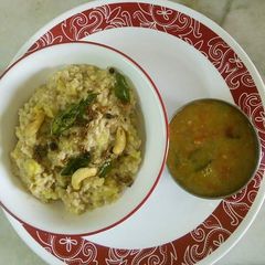 A picture of Oats ven pongal.