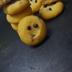 A picture of Vanilla choco chips cookies.