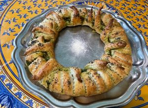 Une photo de Couronne feuilletée au pesto, gouda et coriandre
